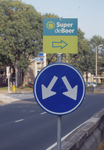 880136 Afbeelding van een verkeersbord en een richtingbord naar supermarkt Super de Boer, op de roadblocks aan het ...